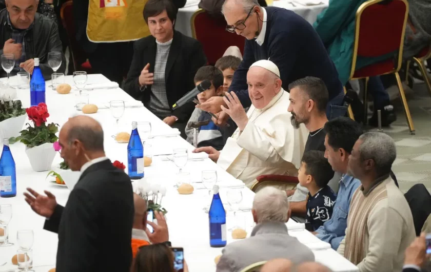 Papa Francisco vai almoçar com 1.300 pobres